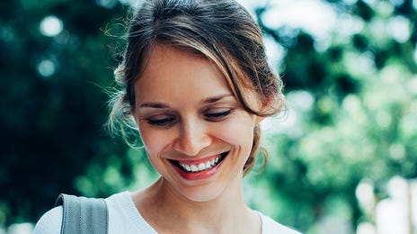 Mulher pesquisa curso de russo online em jornal.