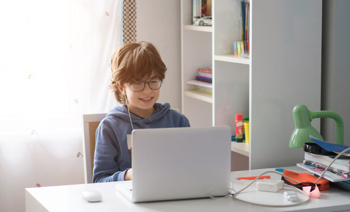 Criança estuda italiano na Internet com o Berlitz