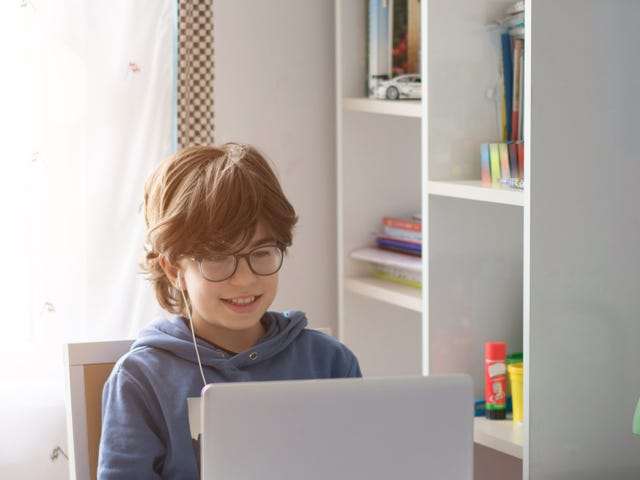 Criança estuda italiano na Internet com o Berlitz