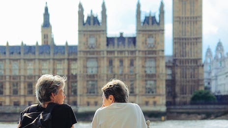 Duas senhoras fazendo um intercâmbio em Londres conversam perto do Big Ben.