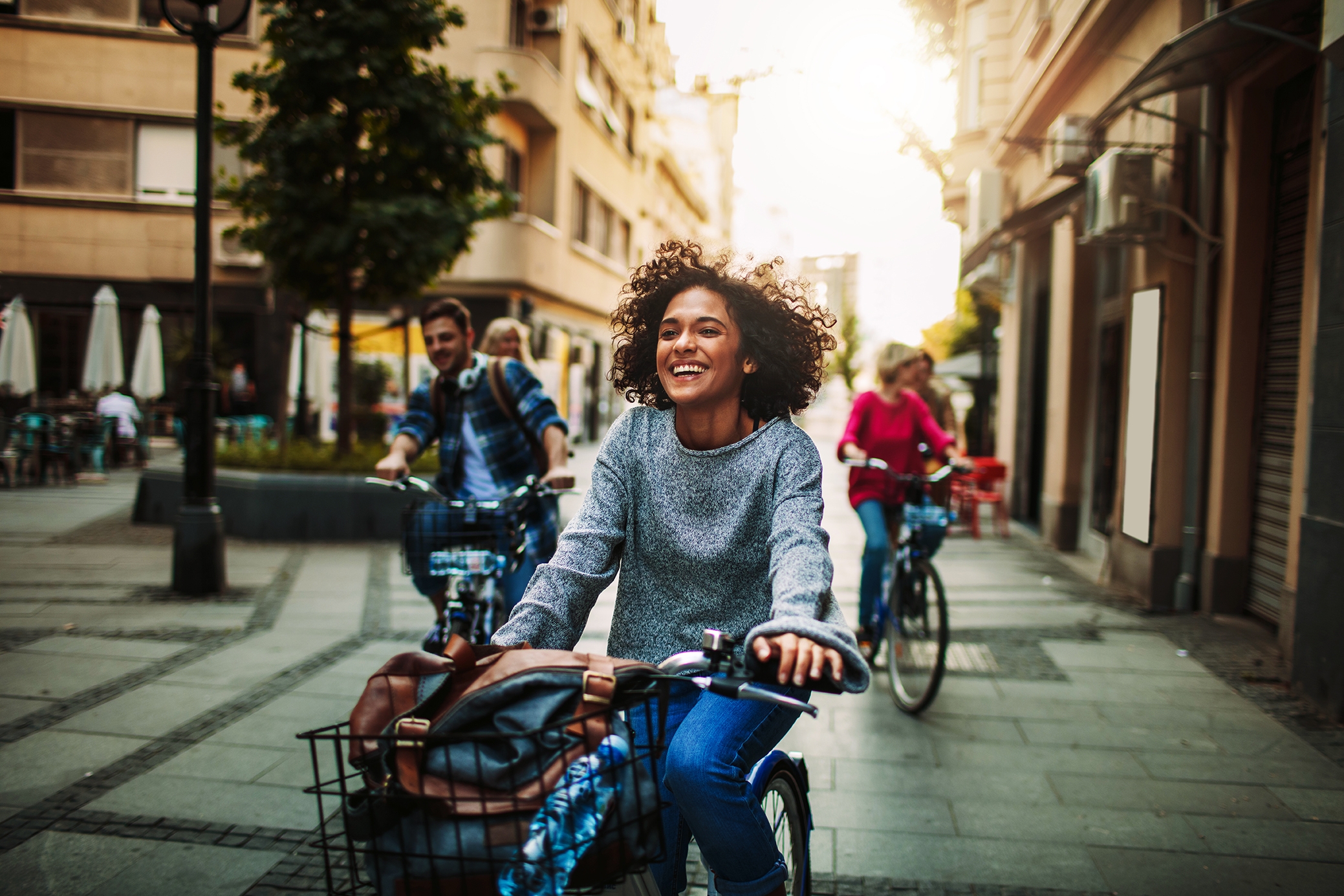 Jovens do intercâmbio de espanhol se divertindo enquanto andam de bicicleta por Barcelona.