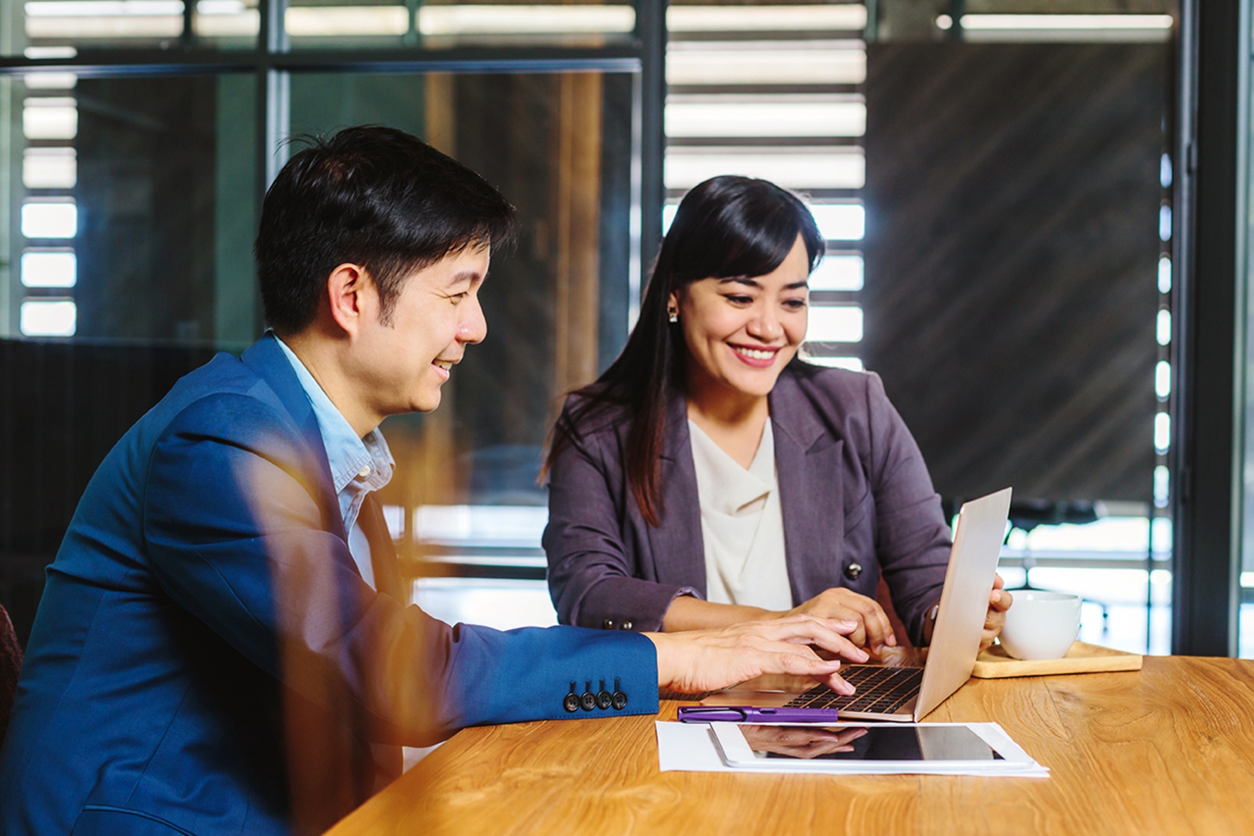 Dois colegas advogados estudando uma lista de termos jurídicos em inglês