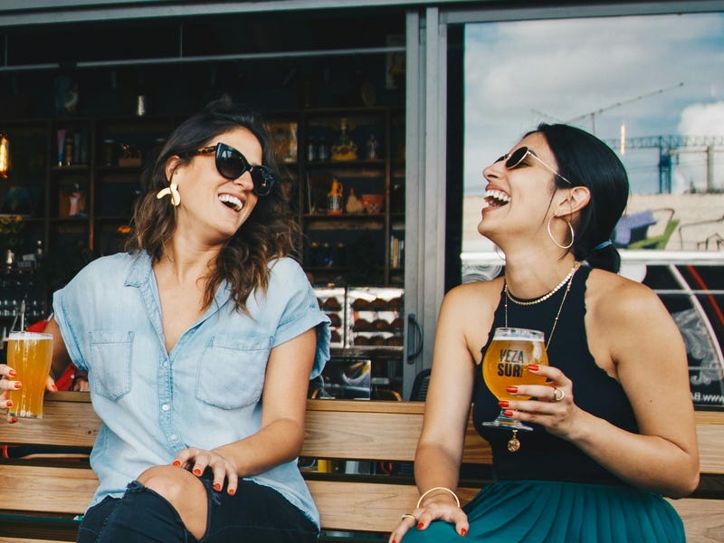 Pessoas rindo de piadas em inglês.