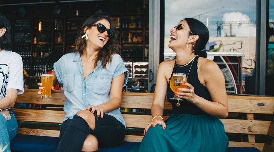 Pessoas rindo de piadas em inglês.