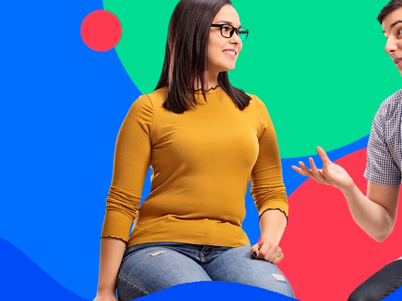 Amigos conversando sobre técnicas de como perder o medo de falar inglês.