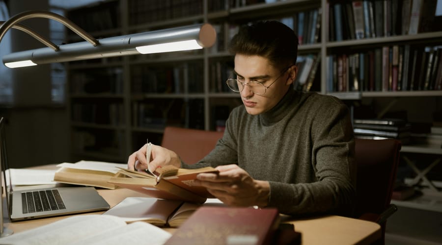 Homem estudando os phrasal verbs mais usados no inglês.