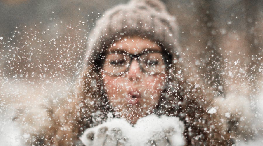 Mulher dá "feliz Natal" em alemão enquanto brinca com neve