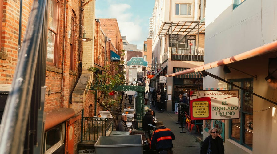 Local comercial com escritos em espanhol. Saiba como dizer os lugares em espanhol com o Berlitz.