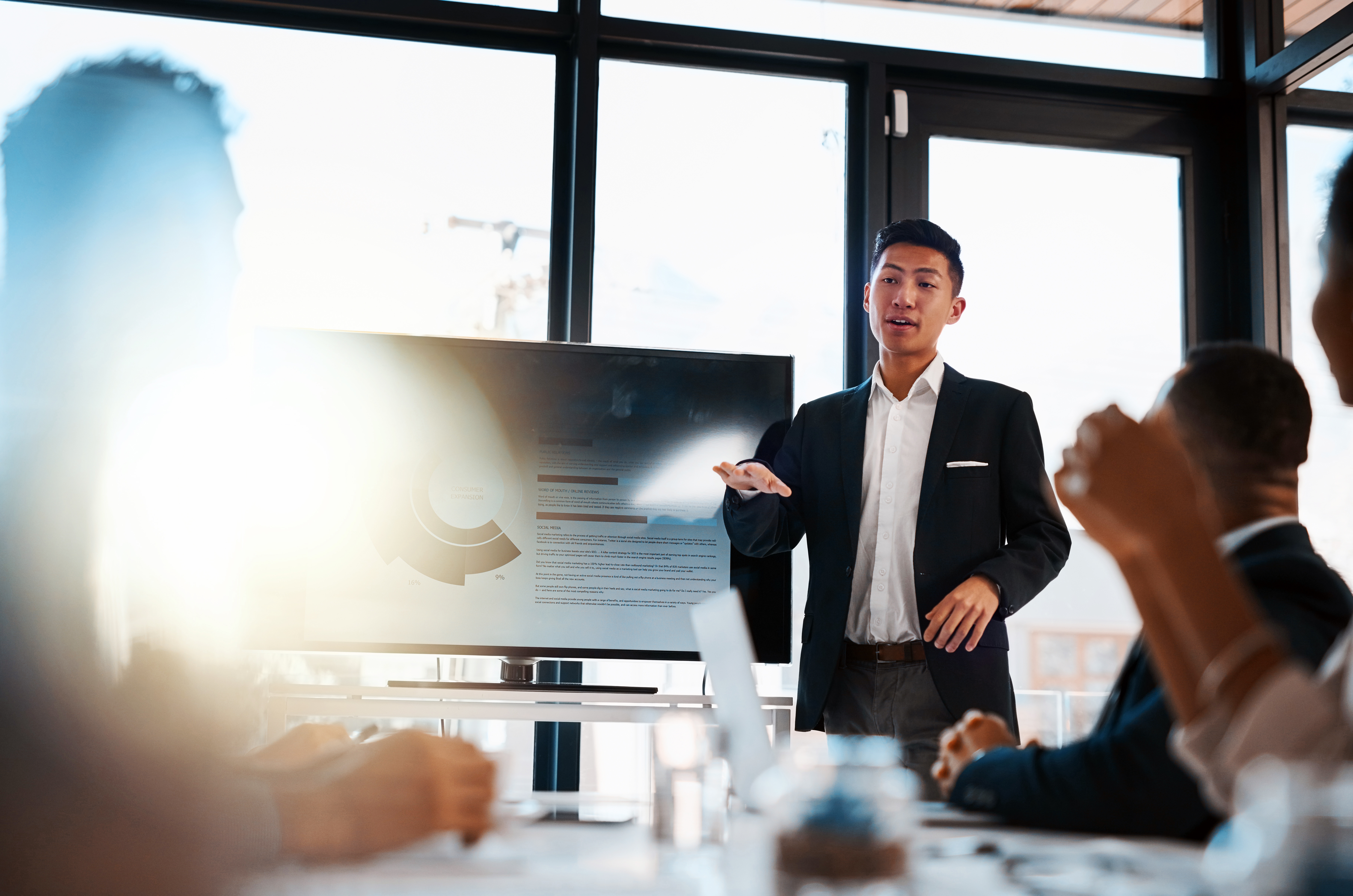 Homem exerce liderança situacional na empresa