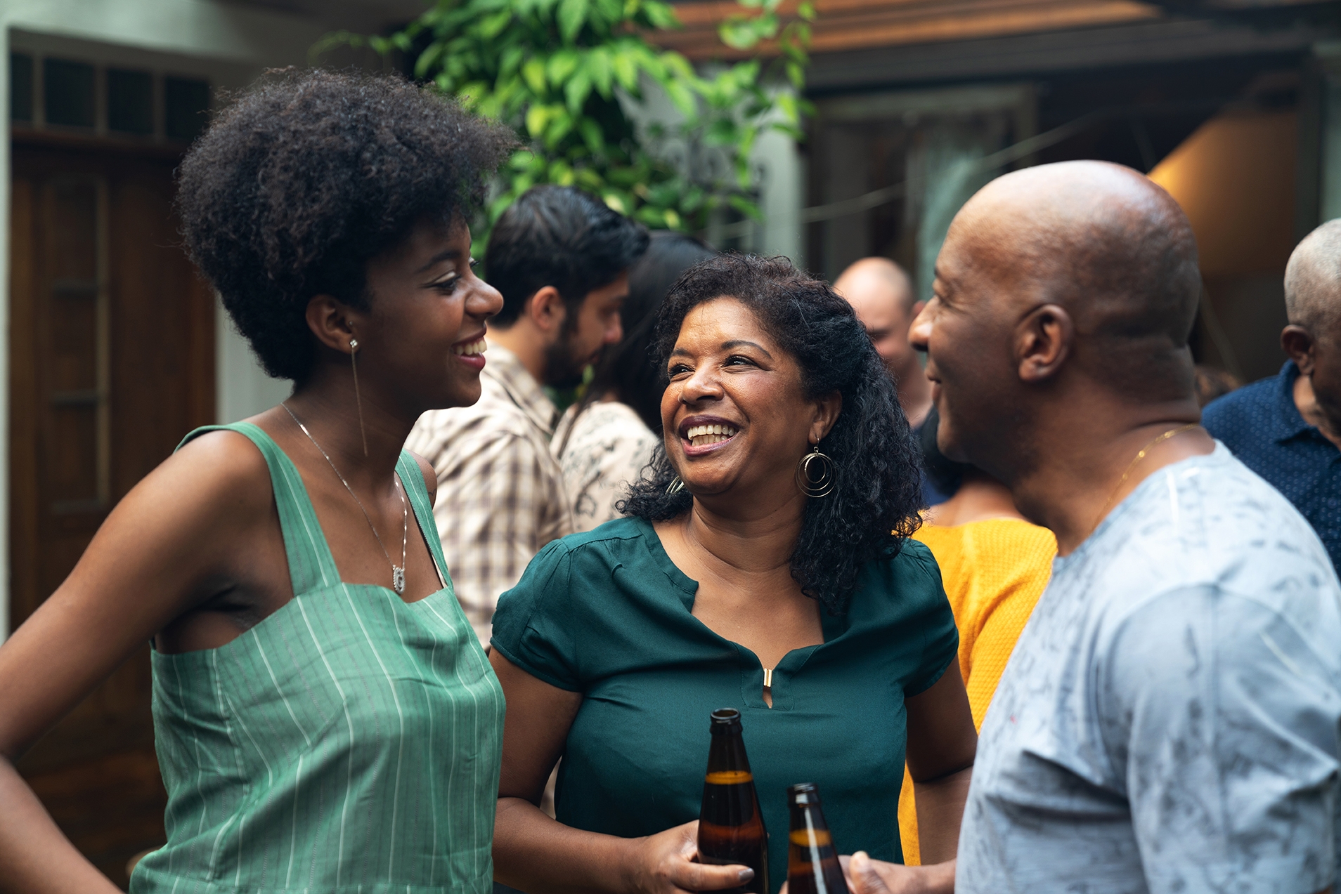 Pessoas conversando casualmente sobre as diferenças entre Espanha e México.
