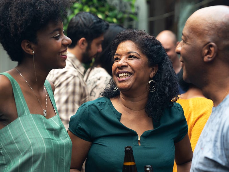 Pessoas conversando casualmente sobre as diferenças entre Espanha e México.