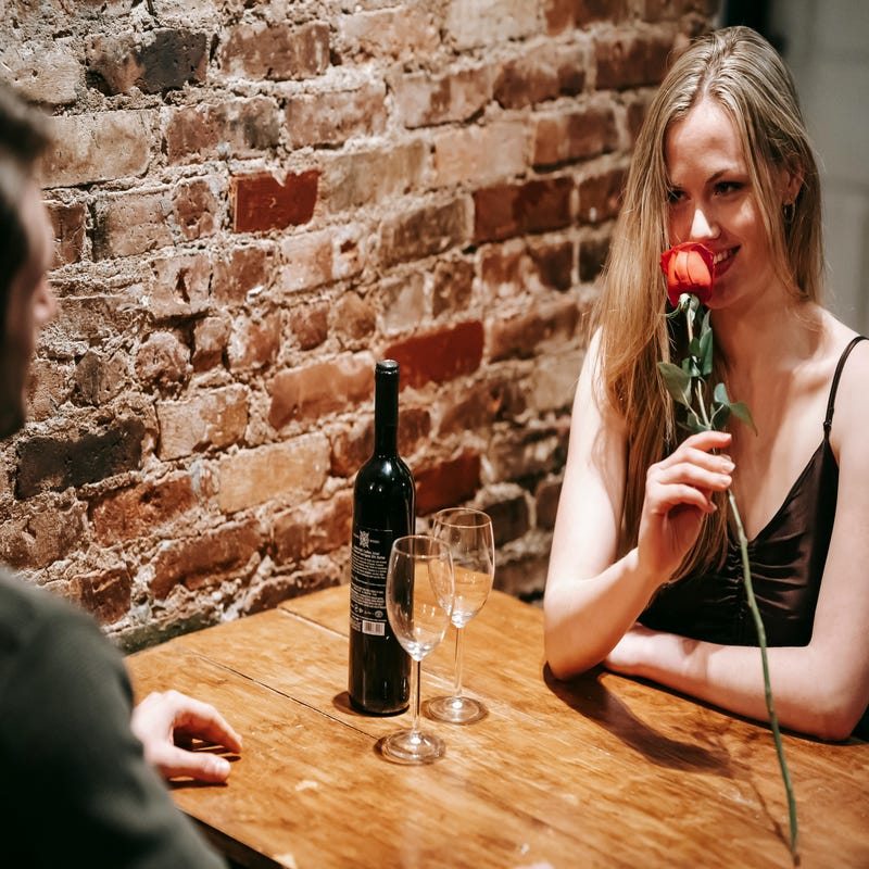 Casal flerta em espanhol durante jantar em restaurante