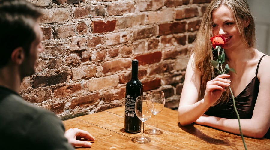 Casal flerta em espanhol durante jantar em restaurante