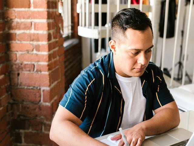 Homem estuda inglês com aulas ao vivo de idiomas online.
