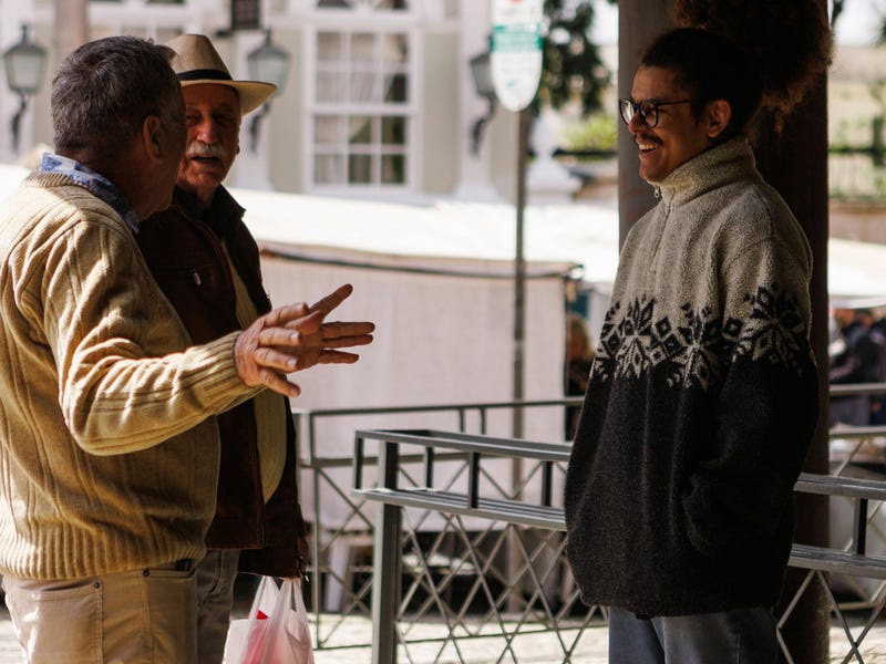 Pessoas conversando gírias em espanhol.