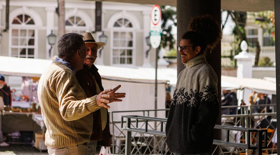 Pessoas conversando gírias em espanhol.