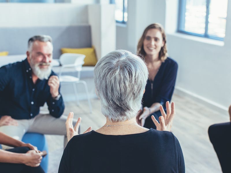 Mulher ensina gírias em alemão para grupo