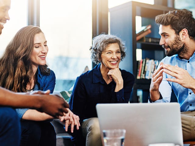 Equipe discute como melhorar o perfil profissional na empresa