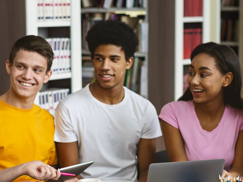 Jovens brincam com adivinhações em inglês