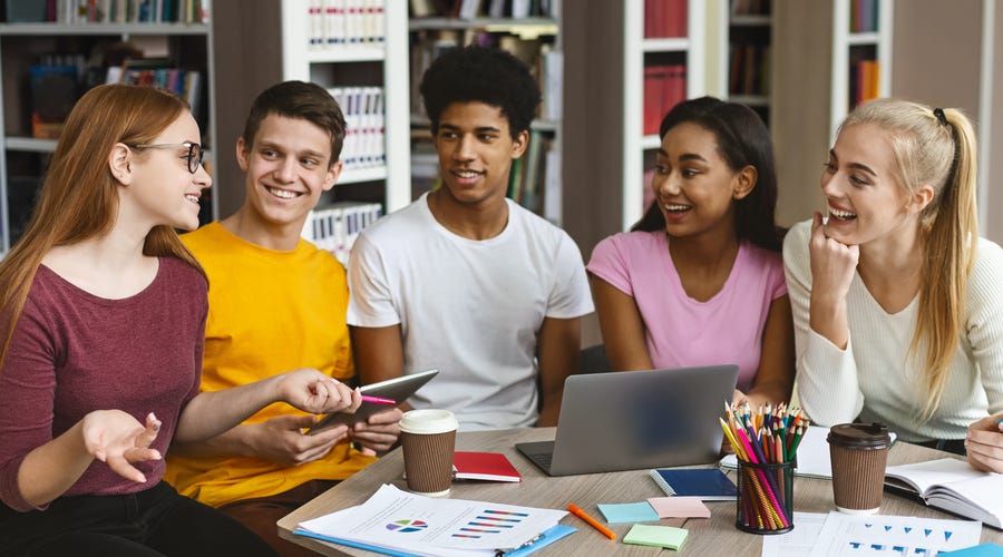 Jovens brincam com adivinhações em inglês