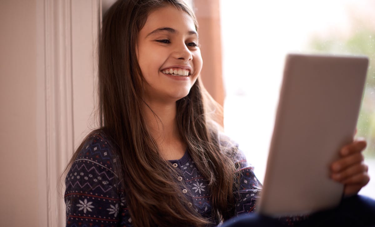 Menina faz curso de francês para crianças e adolescentes.