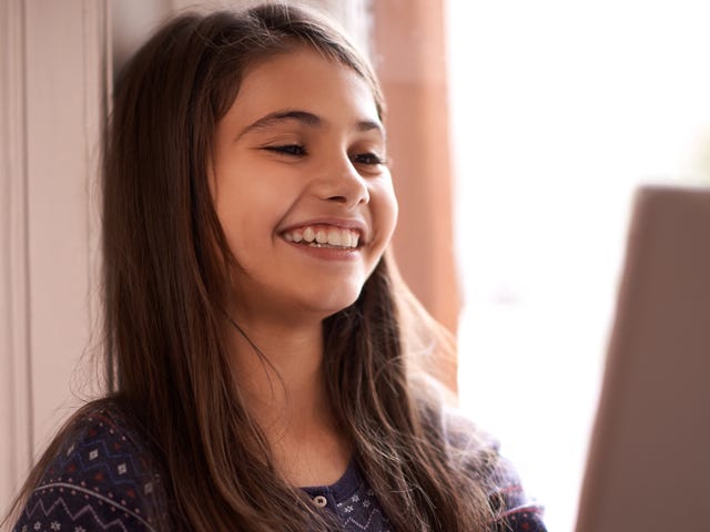 Menina faz curso de francês para crianças e adolescentes.