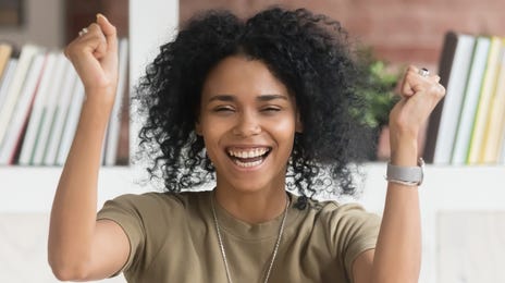 Mulher comemorando sua conquista de se qualificar no IELTS.