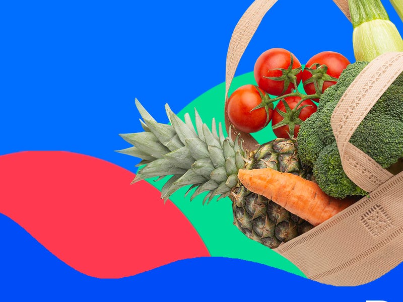 Sacola de mercado que traz comidas em inglês com abacaxi, tomates, brócolis, cenoura e outros alimentos.