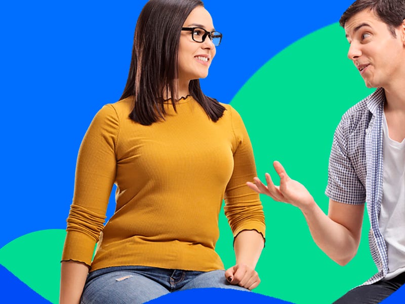 Jovem em sala de aula aprende sobre gerúndio em inglês