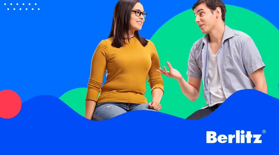 Jovem em sala de aula aprende sobre gerúndio em inglês