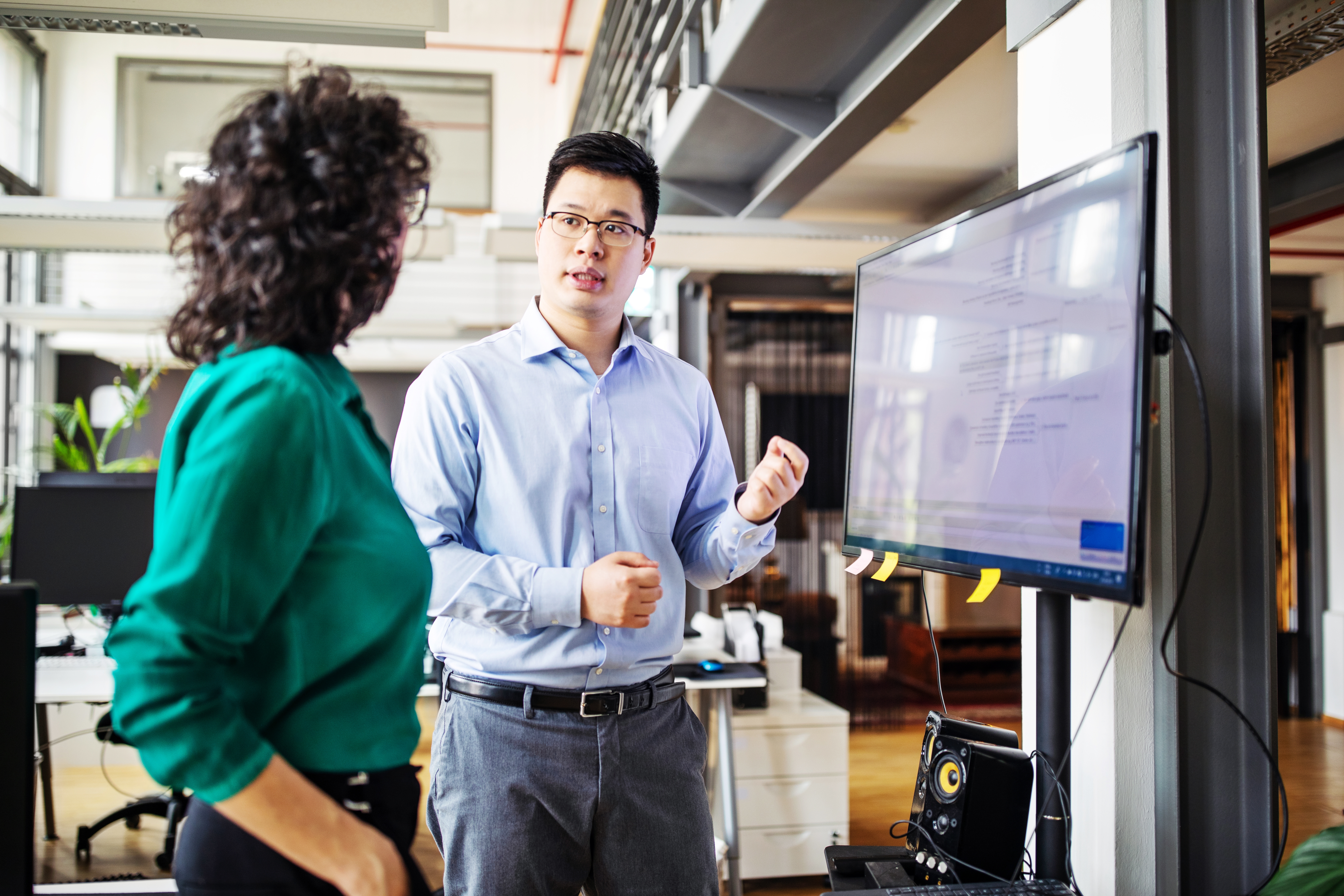 Dupla de funcionário discute sobre investimentos em empresa.