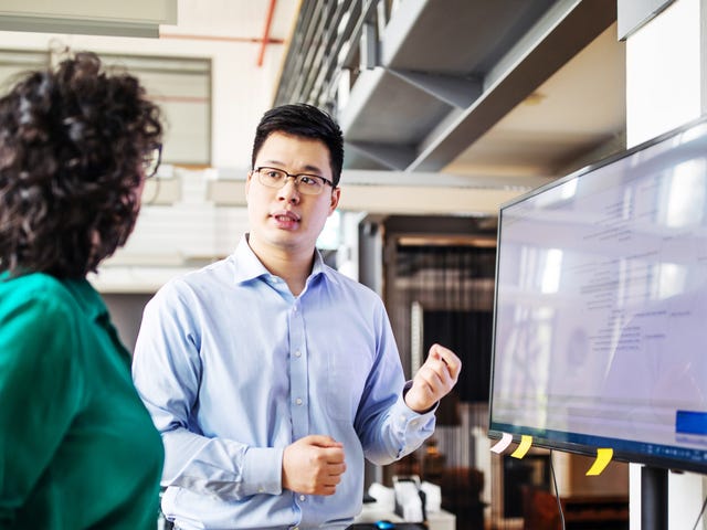 Dupla de funcionário discute sobre investimentos em empresa.