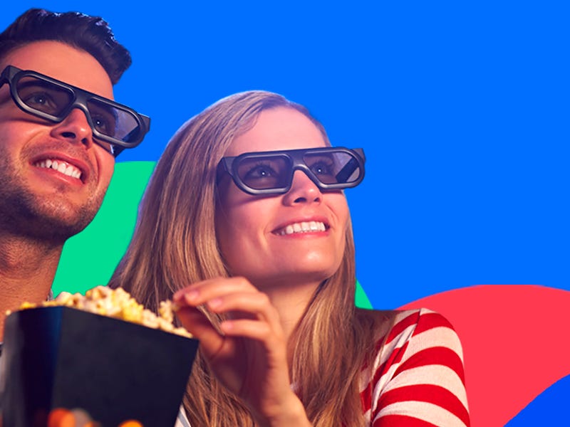 Casal analisando as frases de filmes em inglês em uma sessão cinema em casa.