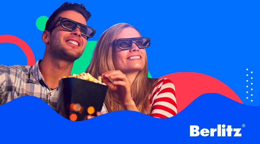 Casal analisando as frases de filmes em inglês em uma sessão cinema em casa.