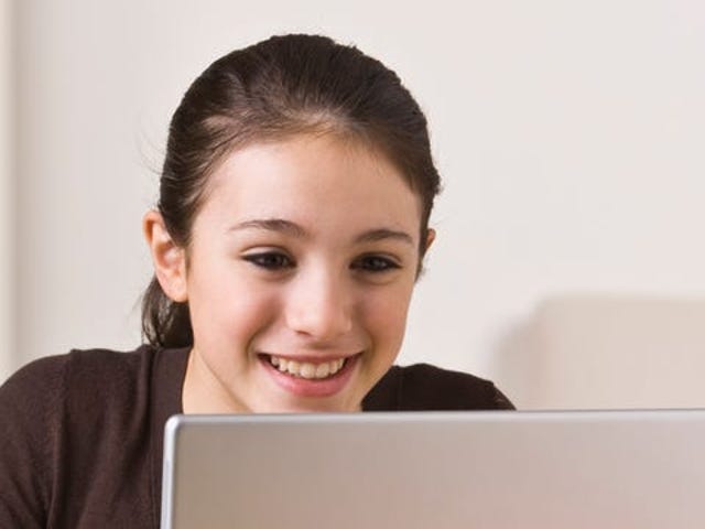 Menina jovem faz aulas de idiomas online com o Berlitz