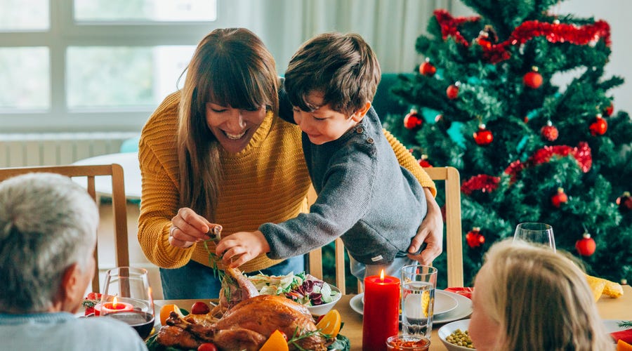 Mãe e filho comemoram o Natal em espanhol