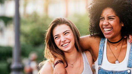 Jovens fazem curso de português para estrangeiros.