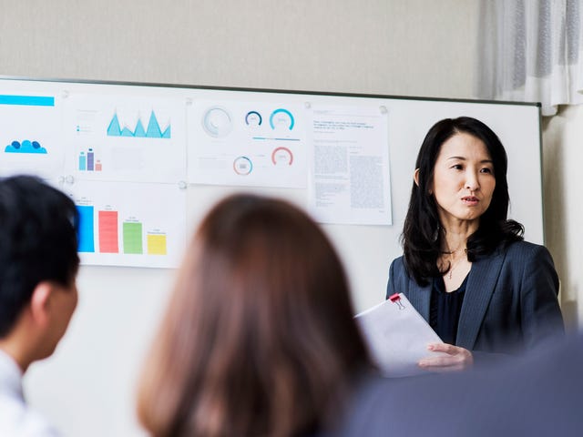 Mulher apresenta um planejamento estratégico para a sua equipe na empresa
