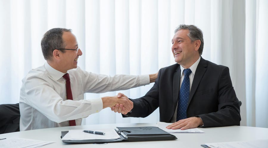 Dois advogados felizes fechado um contrato de direto internacional para empresas.