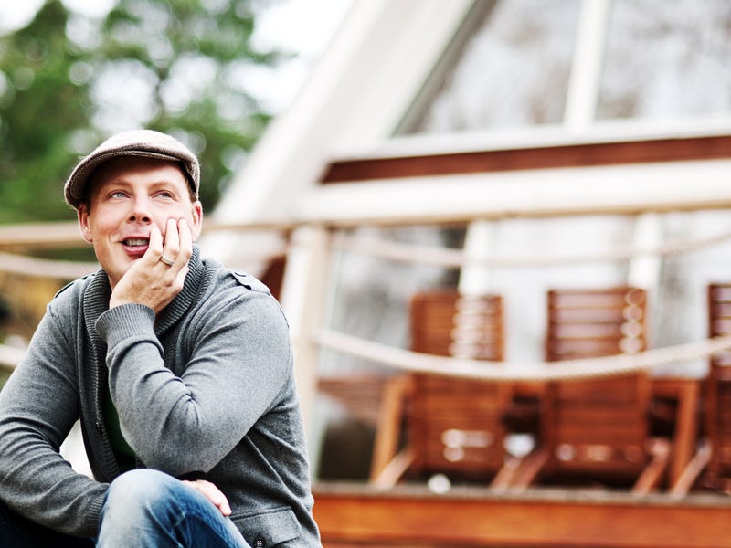 Homem pensa em adjetivos em alemão.