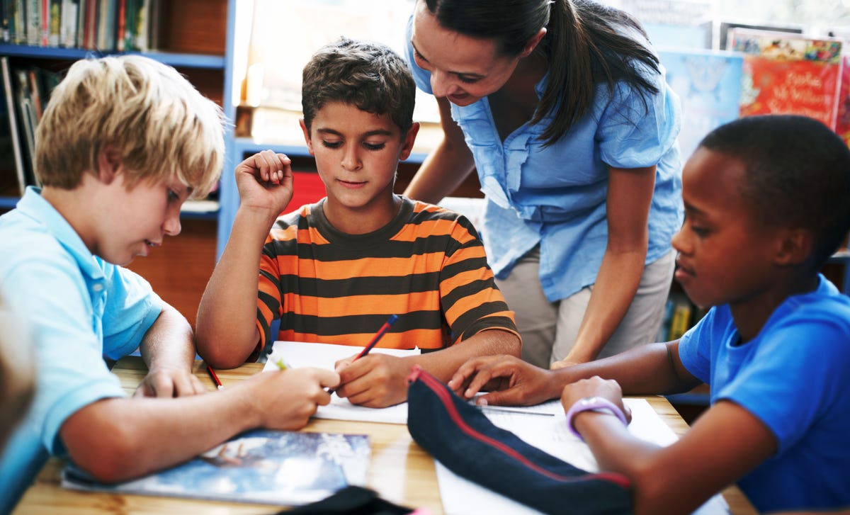 Meninos estudam idiomas em escolas parceiras do Berlitz