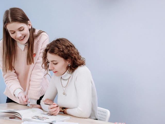 Jovem faz aula particular de idiomas com instrutora no Berlitz.