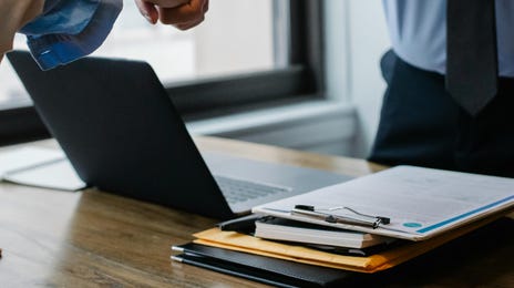 Após realizar um curso profissional de idiomas, executivo fecha um negócio importante com um aperto de maõs.