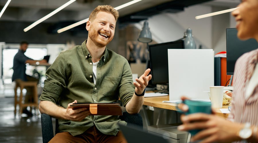 Homem em uma cafeteria praticando inglês como parte de sua rotina diária