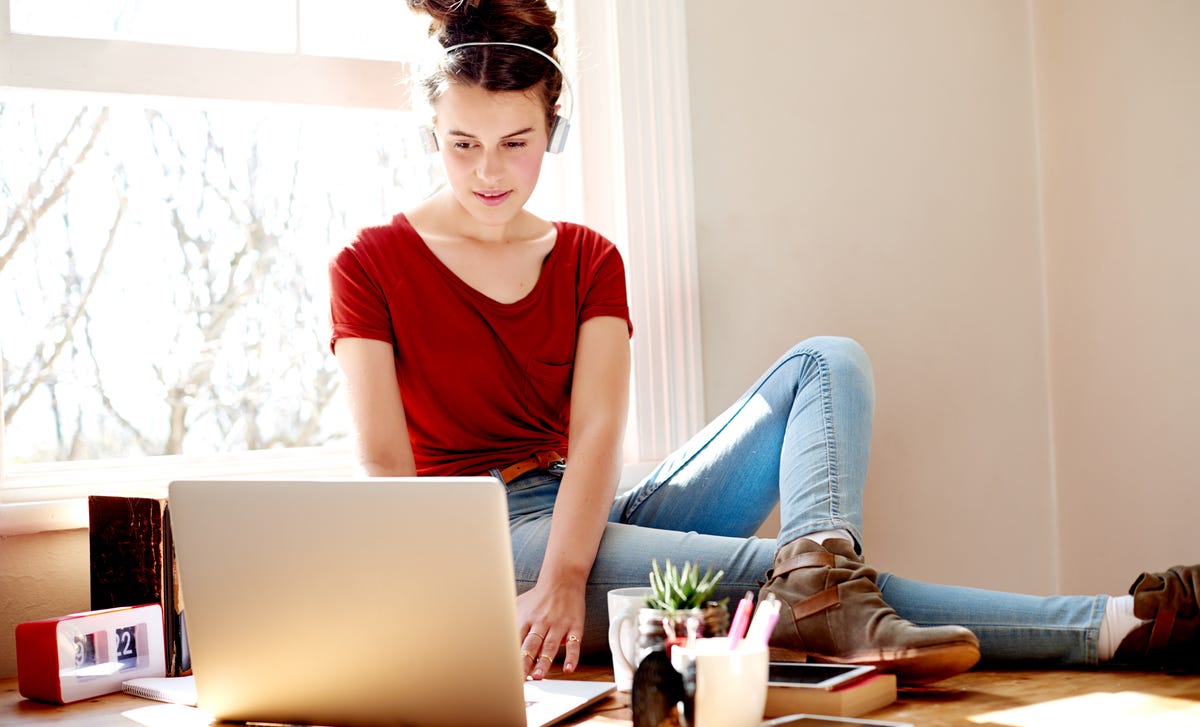 Mulher estuda idiomas para conhecer seu ciclo de aprendizado.