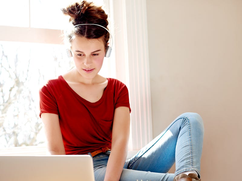 Mulher estuda idiomas para conhecer seu ciclo de aprendizado.