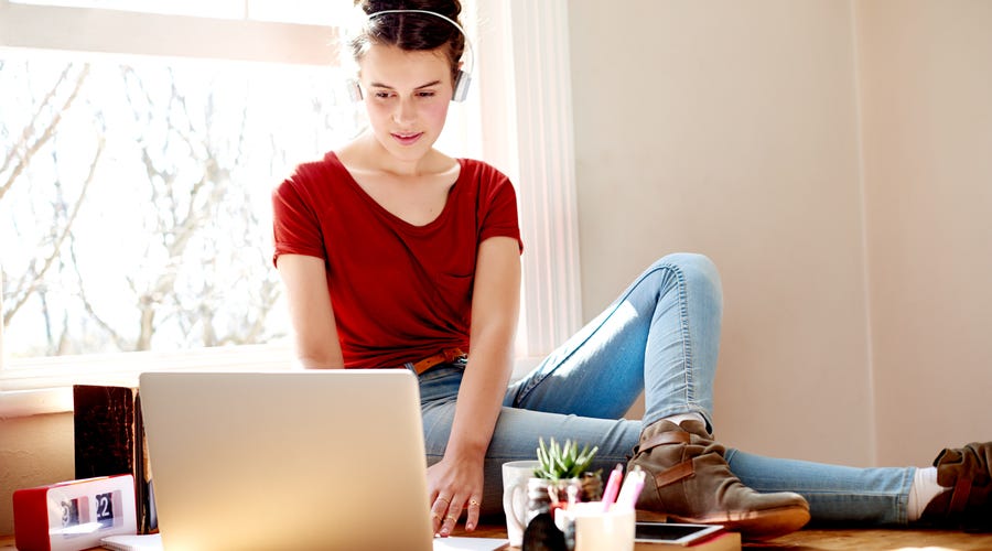 Mulher estuda idiomas para conhecer seu ciclo de aprendizado.