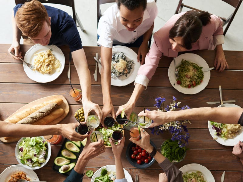 Conjunto de amigos comemora feriados em inglês