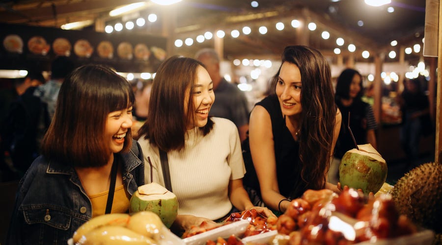 Mulher deseja "boa noite" em japonês para nativas