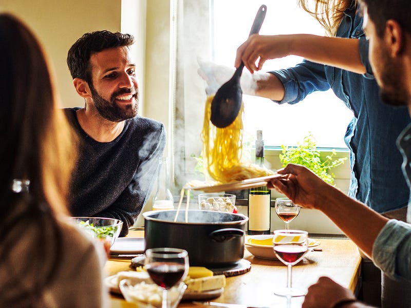 Adultos falam os idiomas mais comuns do idioma à mesa